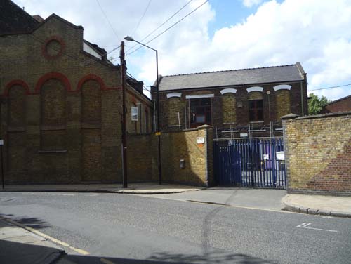   Live work unit to rent in The Peanut Factory - 1800 sq warehouse conversion with 6 rooms, large open area, kitchen, WC and bath in E3