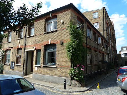 Live work unit to rent in Stoke Newington N16, beautiful converted warehouse, 1200 sq ft space with 5 rooms and large open area.