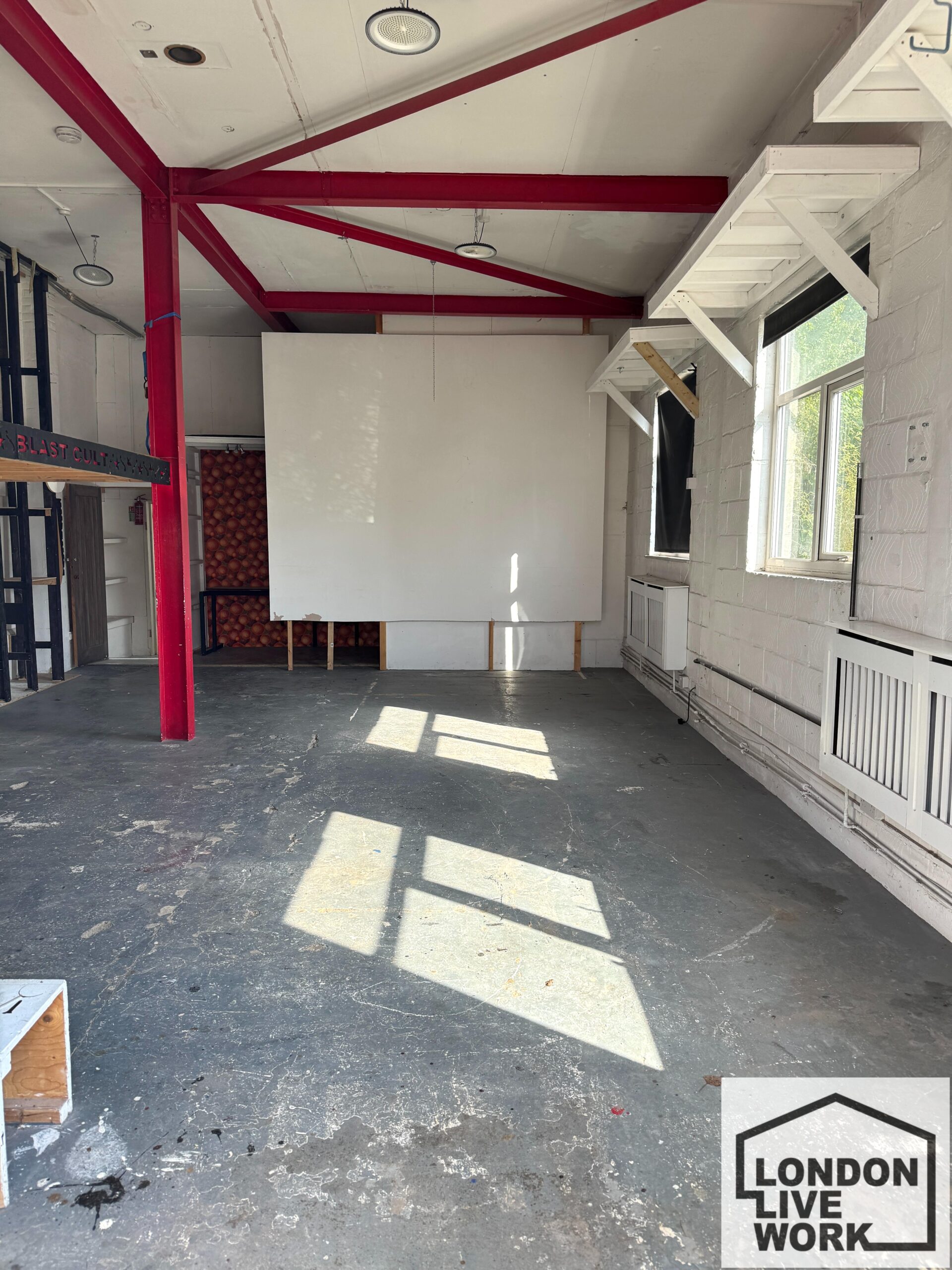 Live work unit to rent in Manor House for artists